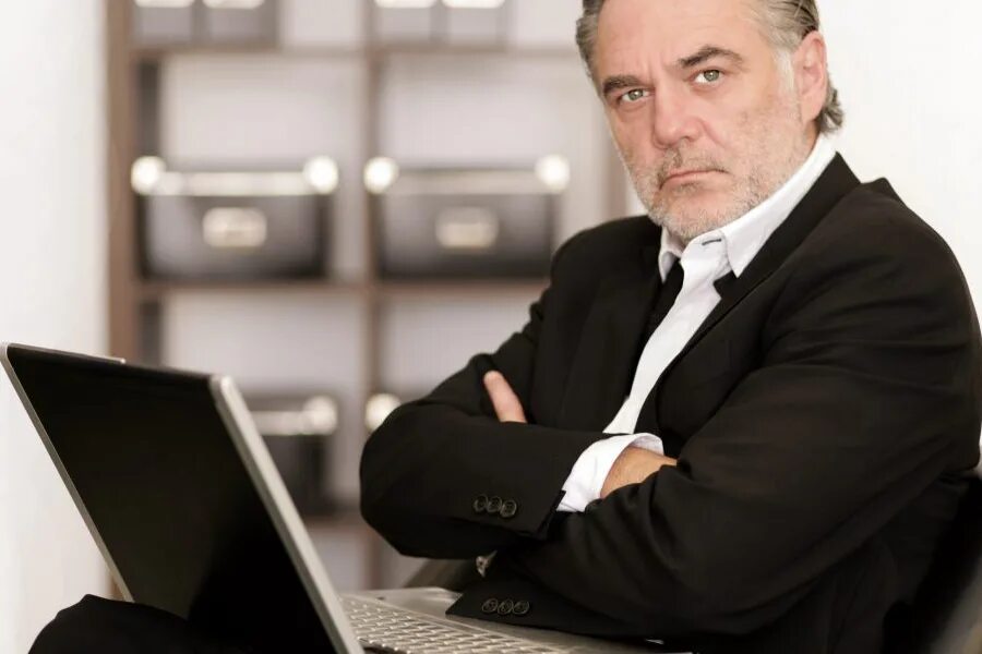 Мужчина руководитель. Мужчина в офисе. Профессия бизнесмен. Менеджер по продажам. Опытный бизнесмен.