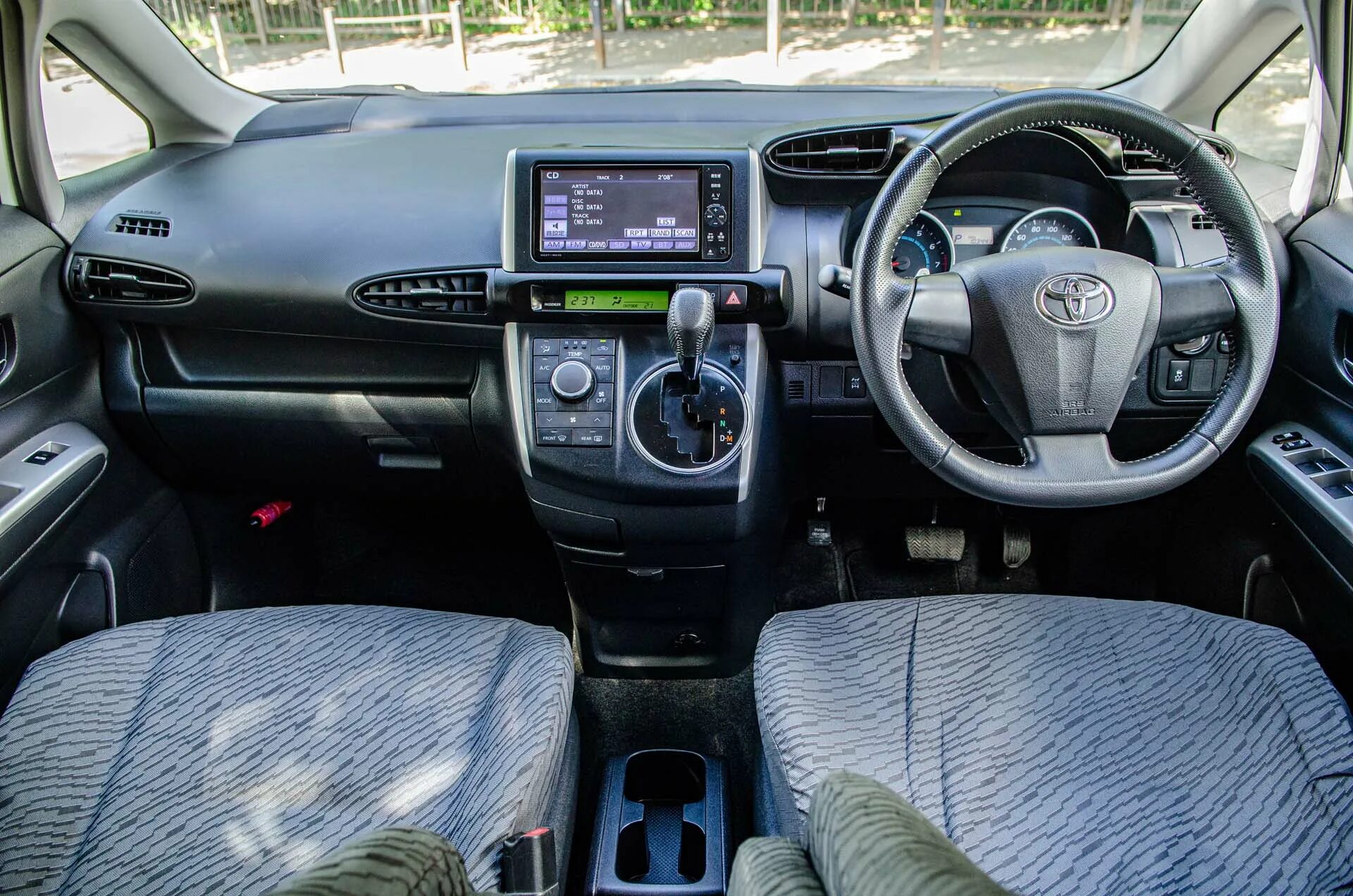 Виш комплектация s. Toyota wish 2011. toyota wish 2011 салон. toyota wish 2010 салон. тойота виш 2010 салон.