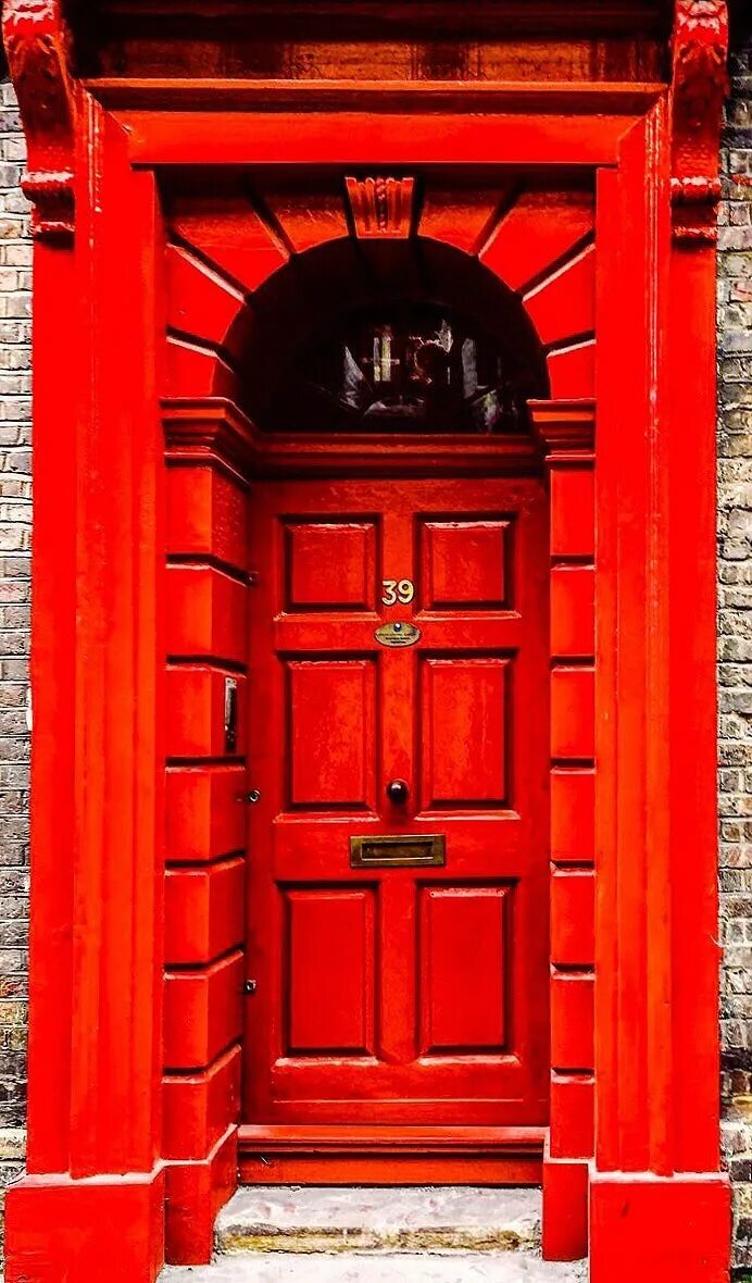 Красная входная дверь. Входная дверь красного цвета. Красная дверь в Шотландии. Входная дверь Лондон.