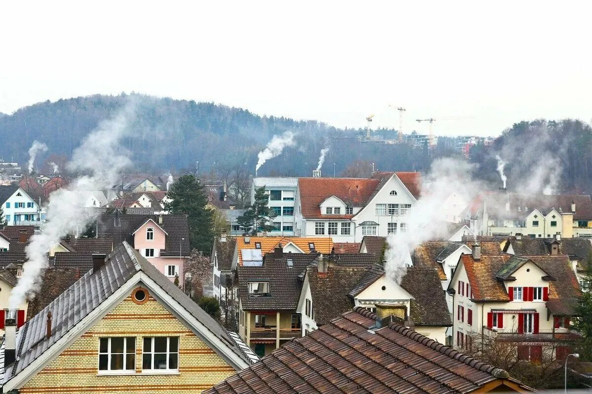 Домик с дымом из трубы. Дым на крыше. Дым из трубы бани. Загрязнение воздуха. Зимняя крыша с трубой.