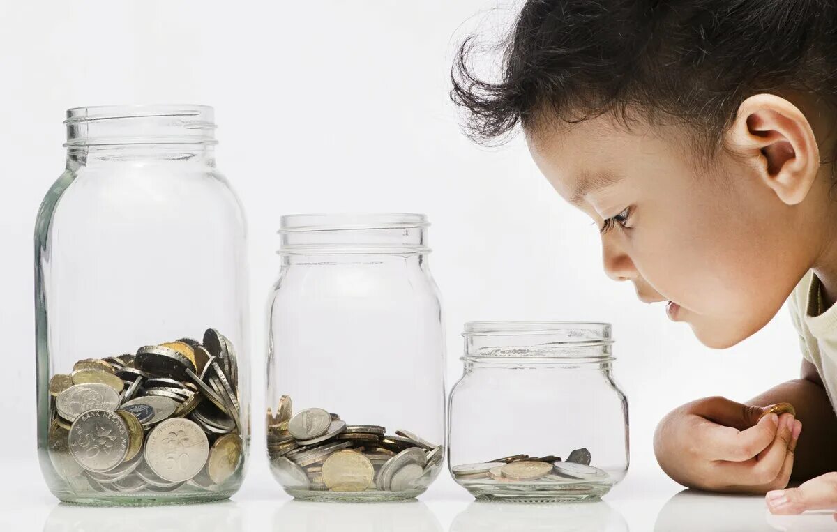 Картинки пособия на детей. Дети сумма. Дети сумма. Мальчик держит доллары. Пособия семьям с детьми.