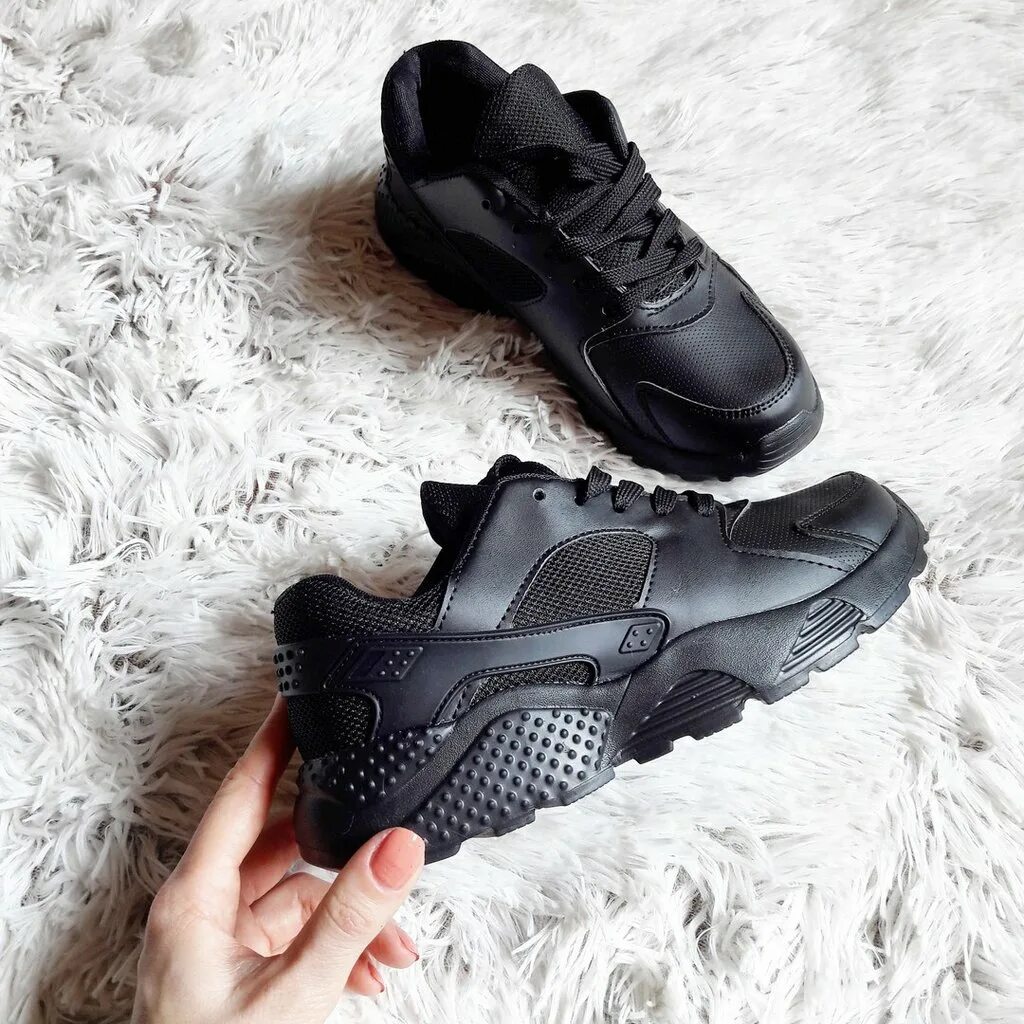 Темные кроссовки. Найк хуарачи кожаные. чёрные кроссовки найк 2025. nike huarache черные кожаные. nike huarache женские кожа.