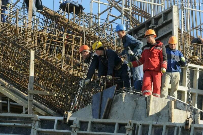 Работа сочи рабочим. Подсобный рабочий мигранты. Работа сочи рабочим. Мигранты на стройке. Работа сочи рабочим.