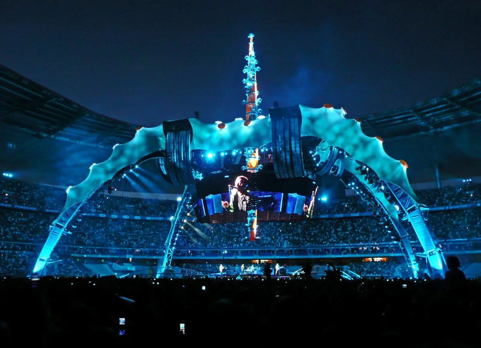 Сцена u2 в диснейленде. U2 360° tour вид с высоких трибун. U tour. Концерт u2 в москве 2010. U2 360.