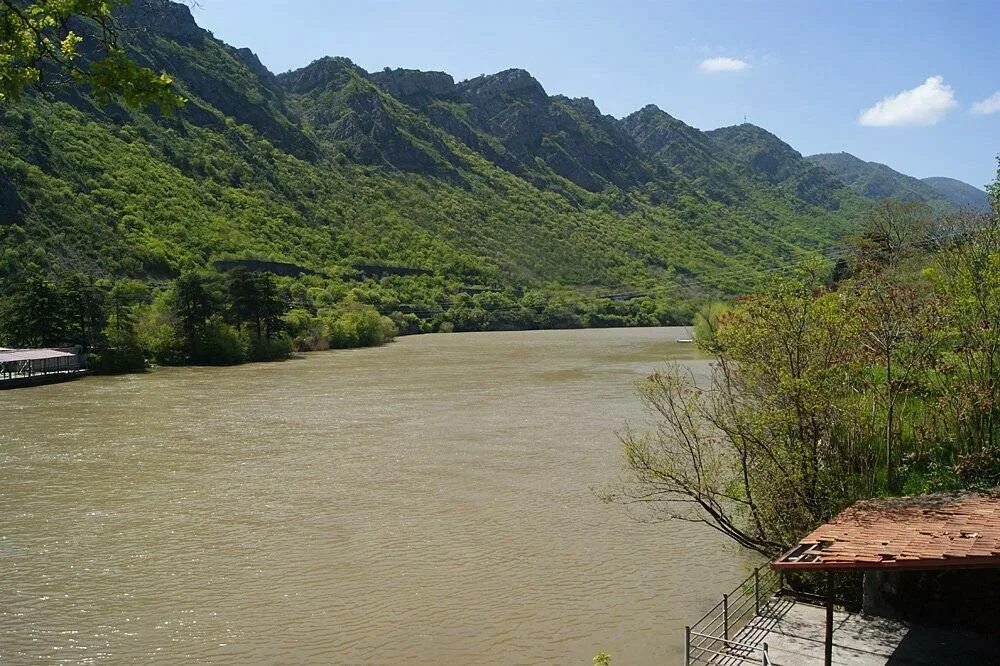 Кура грузия. Река кура Грузия. Арагви озеро Грузия. Река кура Азербайджан. Кура река в Закавказье.