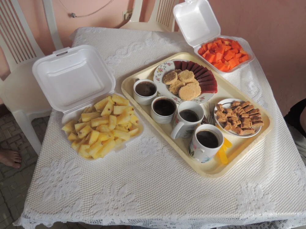 Маленькие порции еды. Пустая тарелка. Скудный рацион. Скудный рацион. Мало еды на тарелке.