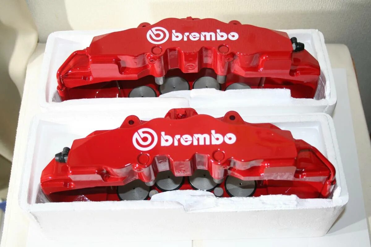 Купить колодки брембо. BREMBO 8pot. 98503240 BREMBO. Chevrolet Aveo t300 накладки на суппорта BREMBO. Лачетти Брембо.