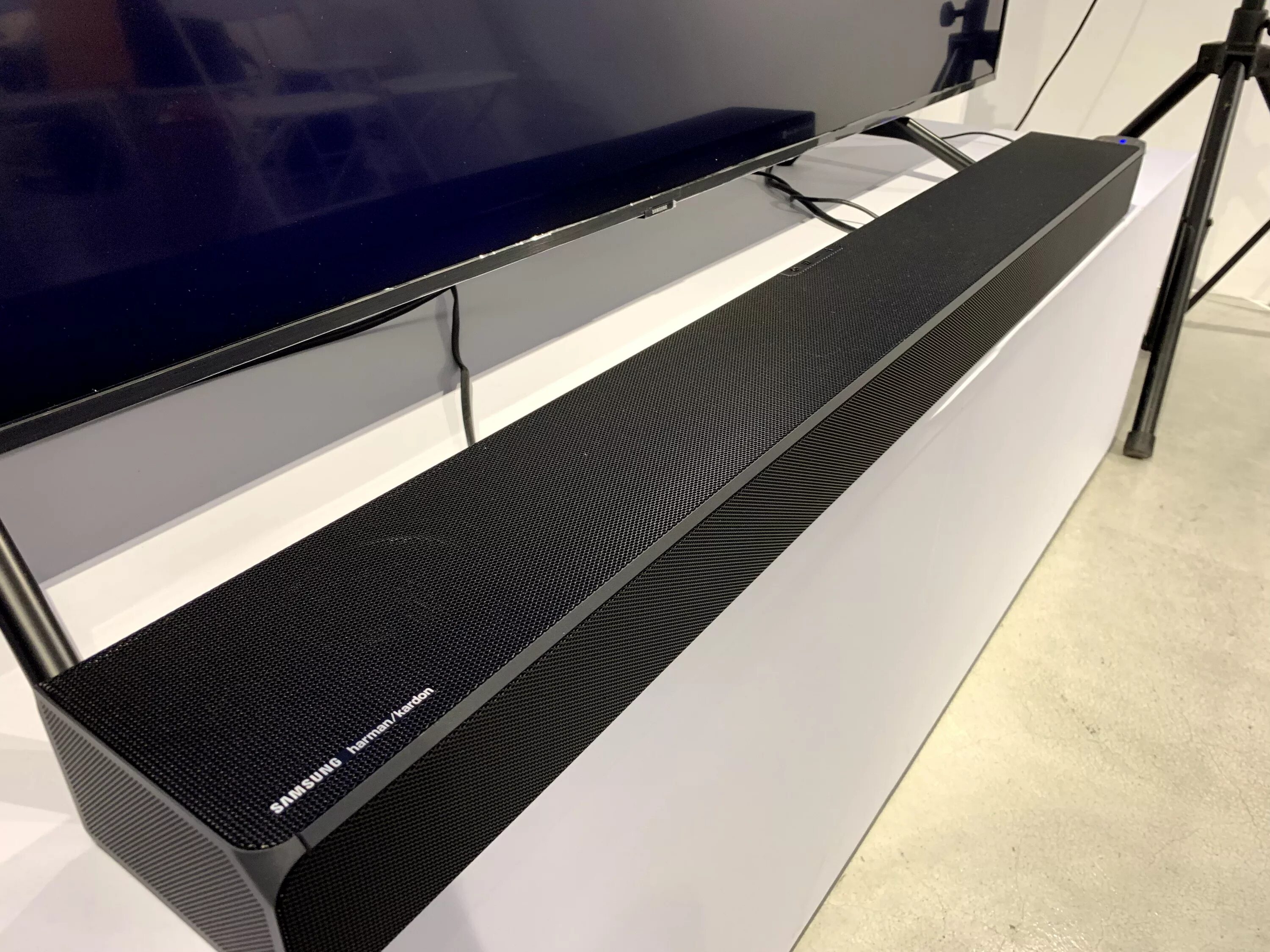 Саундбар q700. Samsung soundbar q80r. саундбар самсунг hw q700a. samsung harman kardon soundbar q80r. саундбар samsung 2025.