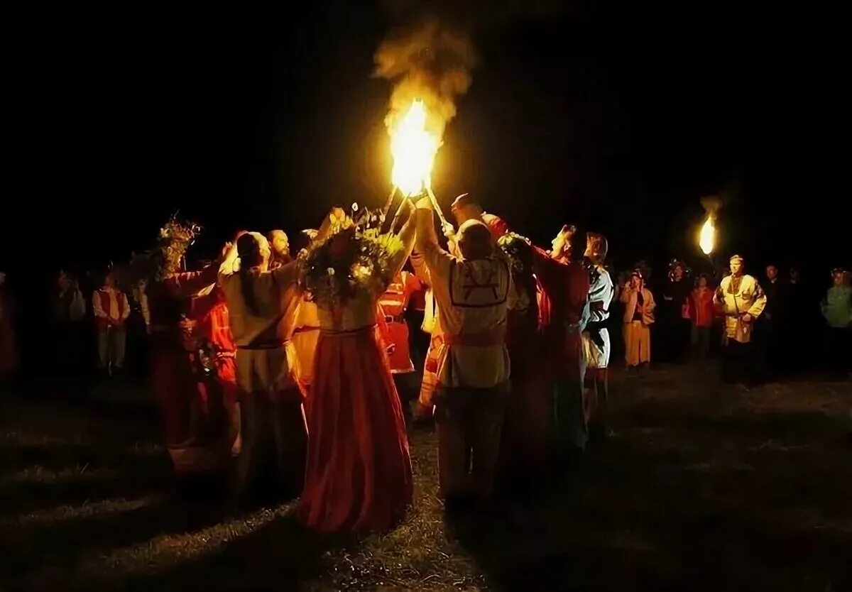 Таусень радогощь. Языческий обряд масленица. Комоедица — масленица праздники славян. Языческий праздник в наши дни. Языческий праздник в наши дни.