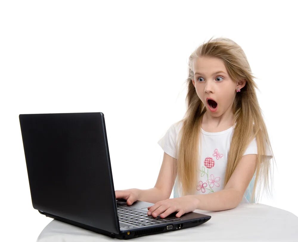 Компьютер для 10 лет. Маленькая девочка за компьютером. Девушка 12 лет за компьютером. Девочка 12 лет за компьютером в шоке.