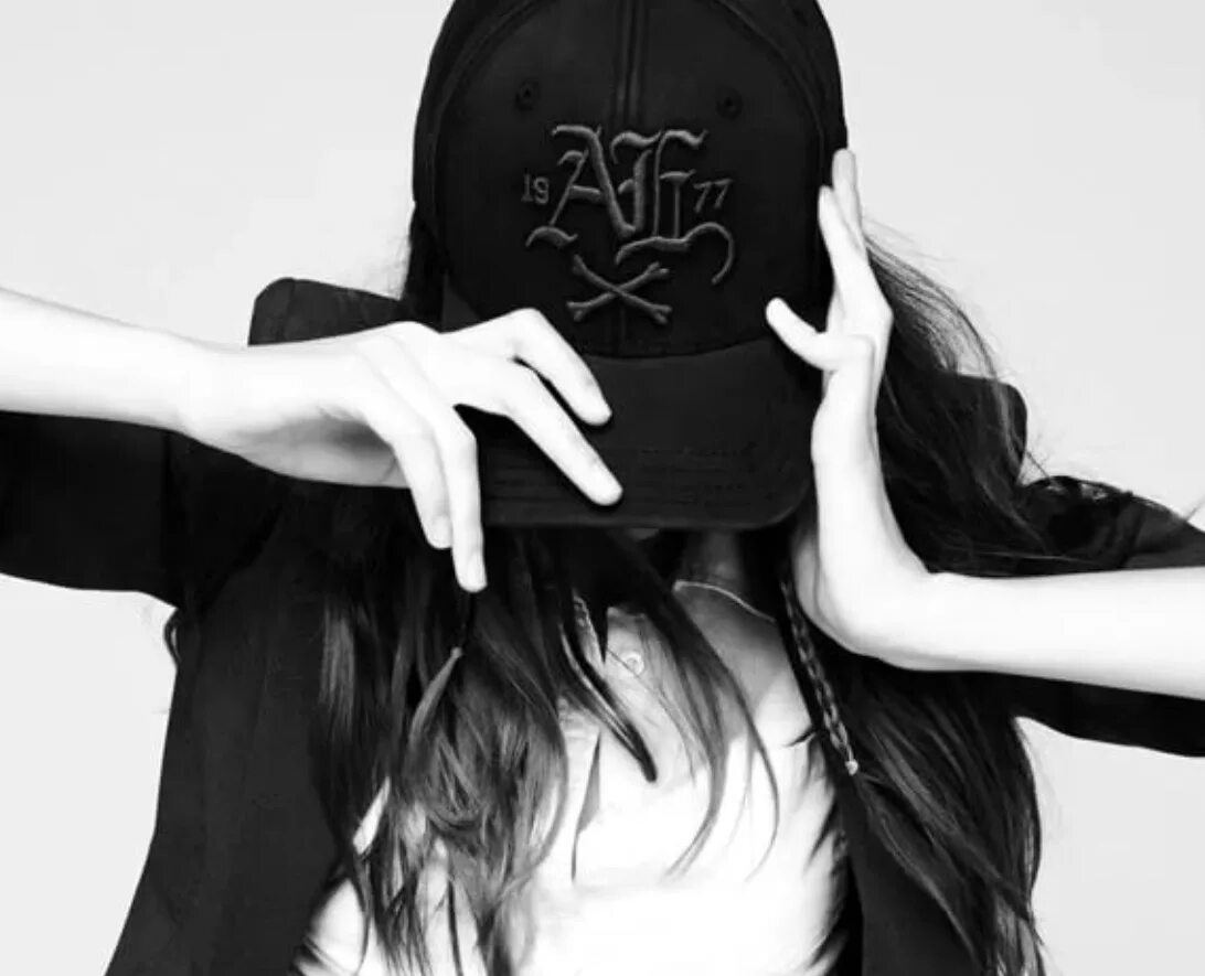 Загадочный взгляд девушки. Силуэт лица девушки. Девушка в черном. Черные картинки на аву для девушек. Девушка в шляпе.