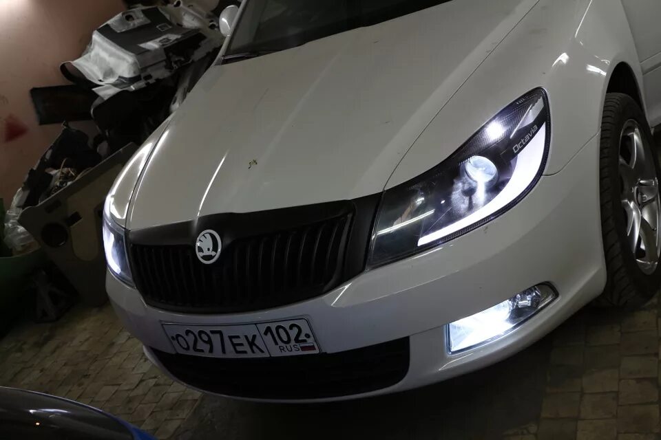 Фары на шкода октавию куплю. Skoda Octavia a5 черные фары. Skoda Octavia a5 FL С черными фарами. Фара Skoda Octavia a5 FL.