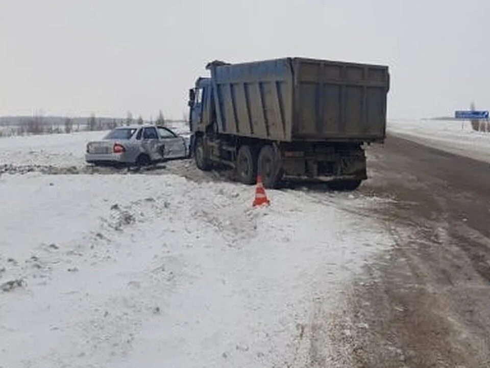 Камазы самарская область. Приора под КАМАЗ авария. ДТП В Самаре Приёра и КАМАЗ.