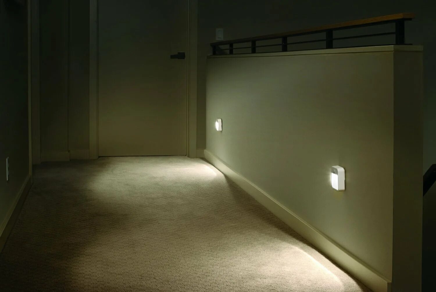 Подсветка с датчиком движения. Ночная подсветка коридора. Подсветка пола в коридоре с датчиком движения. Ночное освещение в коридоре. Датчик движения в коридоре.