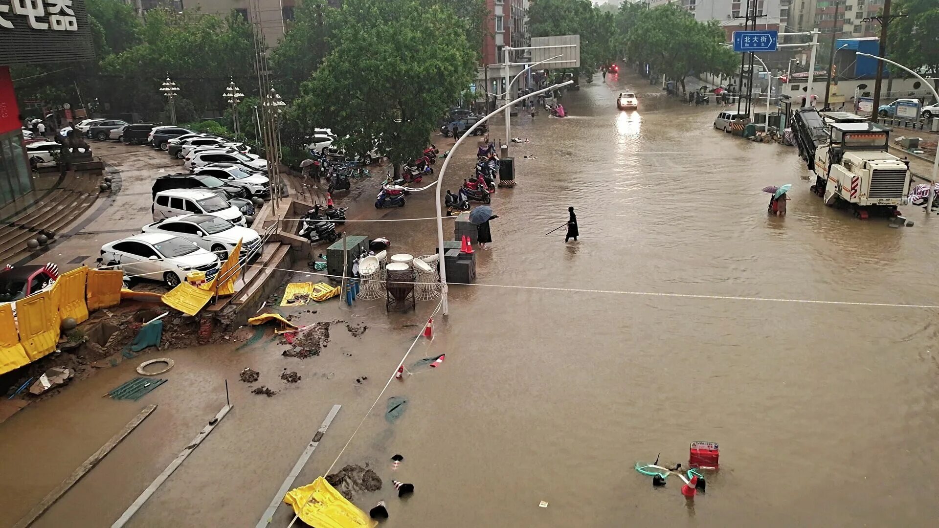 Какое наводнение в китае. Наводнение в Китае 2021. Чжэнчжоу наводнение. Тайфун Китай Шанхай. Чжэнчжоу провинция Хэнань.