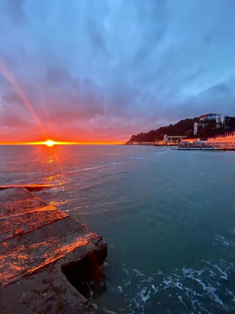 Закат 2021. Огненный закат на море. Огненный закат Крым. Чудеса моря.