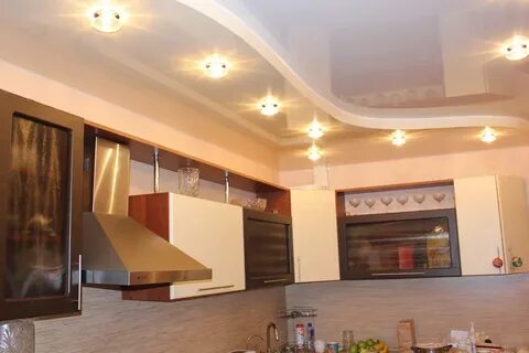 Двухуровневые натяжные на кухне