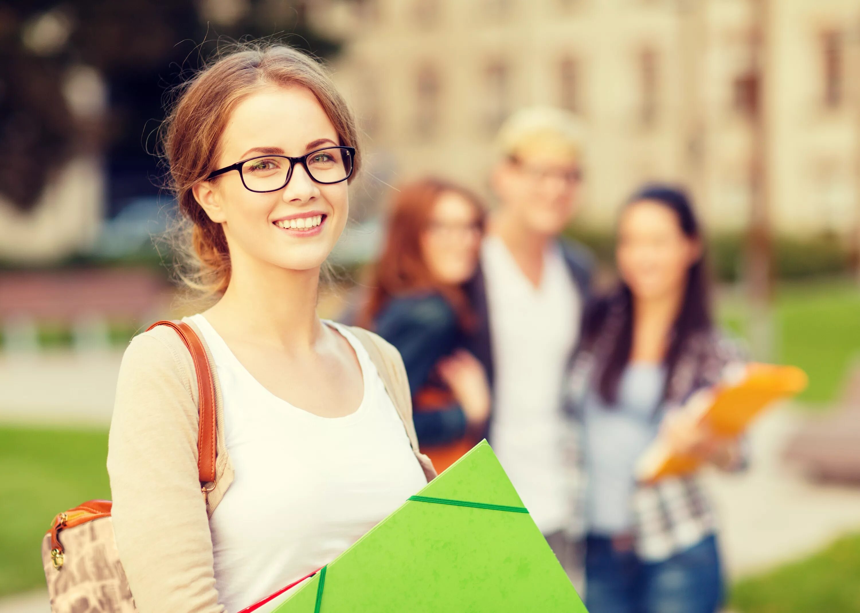 She a college student. Девушки студентки. Красивые студентки. Фотосессия студентов. Студентка улыбается.