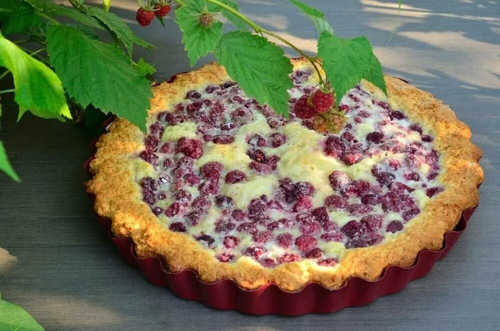Тирольский пирог малиновый. Пирог с брусникой из песочного. Черничный киш. Ягодные пироги. Пирог с начинкой.