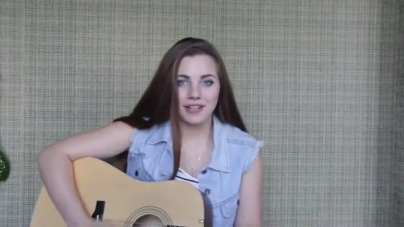 Милая кто исполняет. Девушка поет под гитару красиво. Красивая девушка красиво поет под гитару. Девушка на гитаре красиво поет. Девушка классно поет.