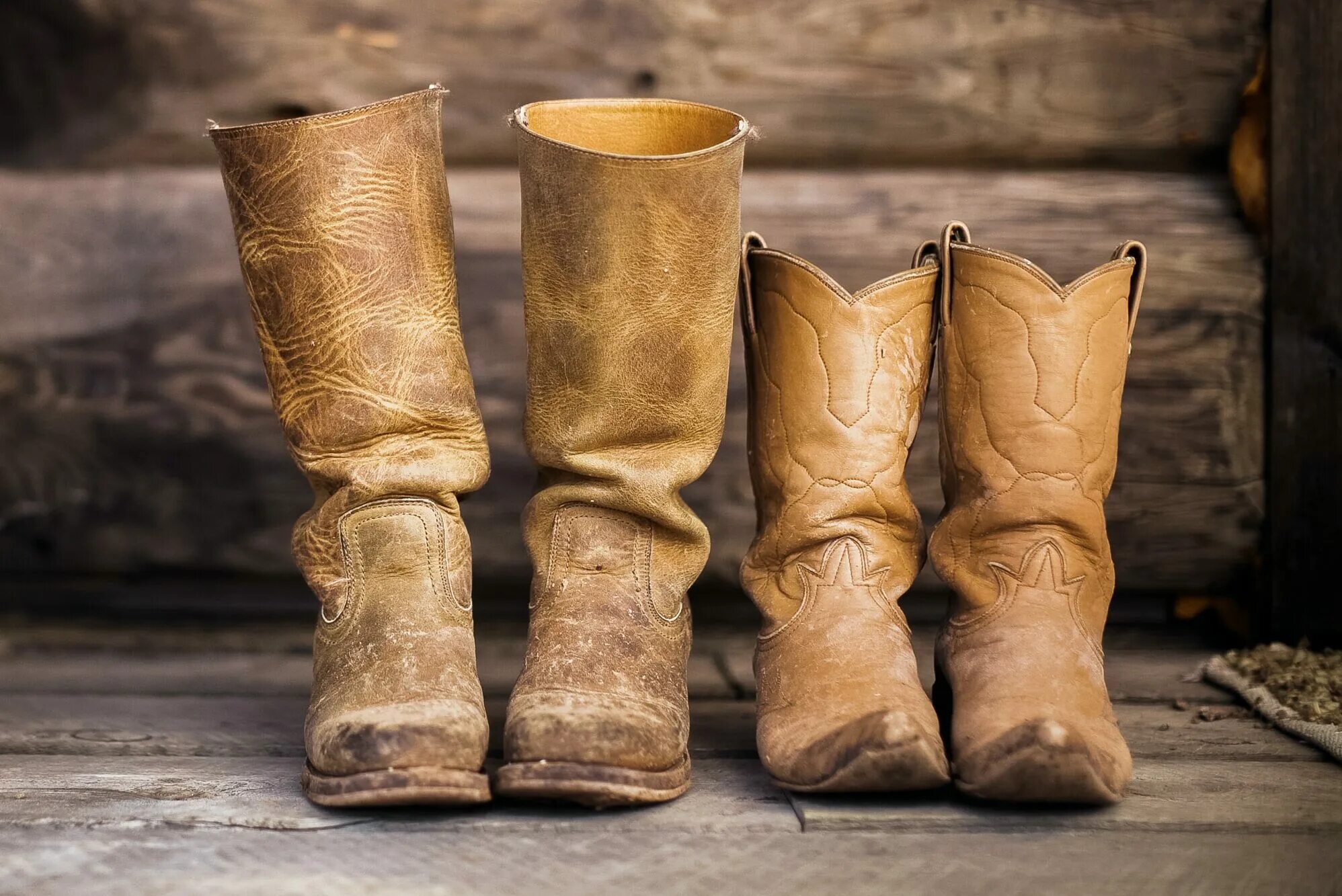 Старинные сапоги. Резиновые сапоги много. Сапоги это. Сапоги 13 век русь. Сапоги это.
