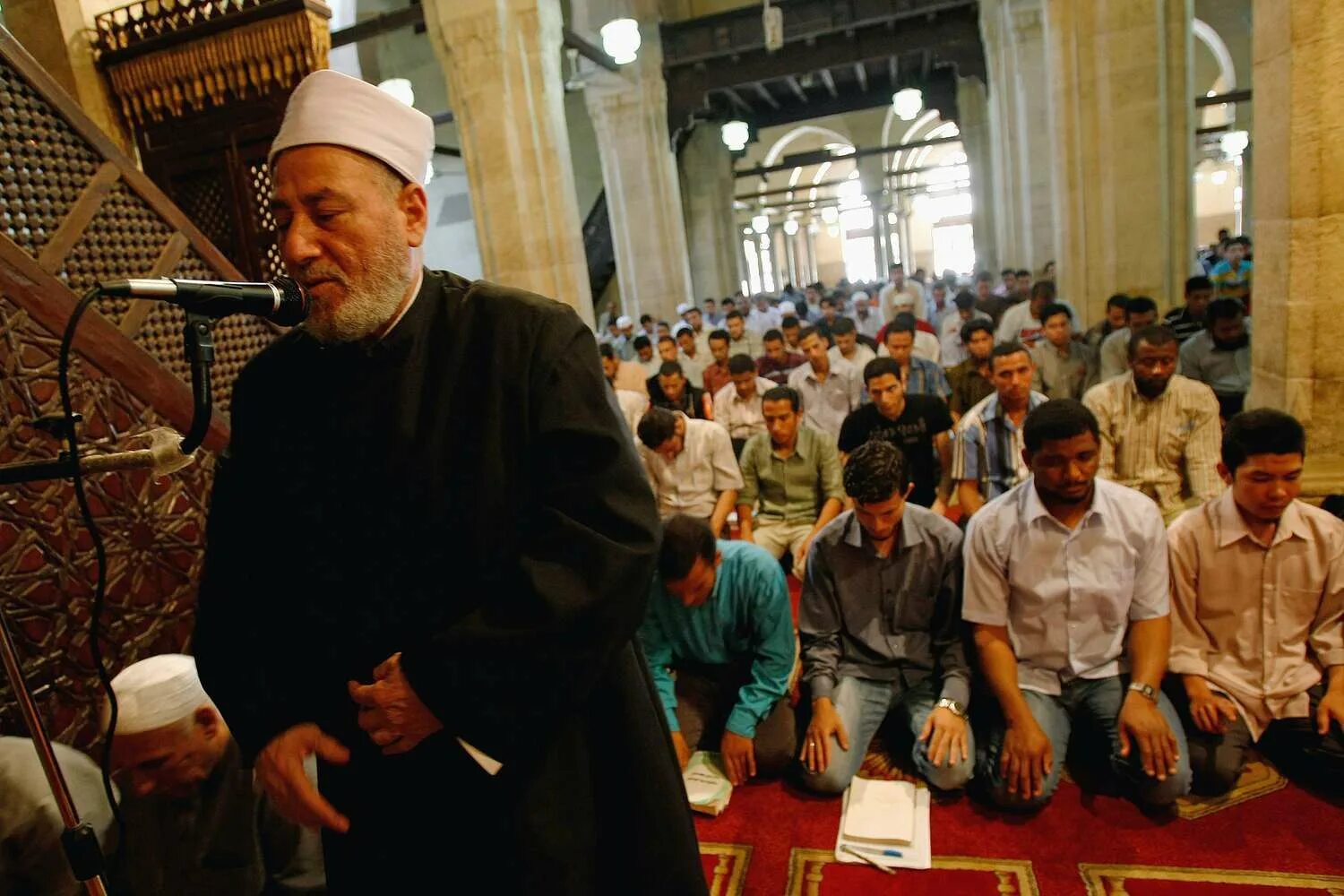 Имам шамиль молится. Имам татарстана камиль самигуллин. Азан муэдзин. Служитель мечети 5. Служитель мечети 5.