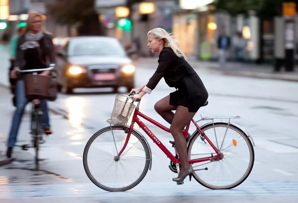 Ездить на работу на велосипеде. Женщина на велосипеде. На Велике в платье. Женщина в платье на велосипеде. Велосипедистка в городе.