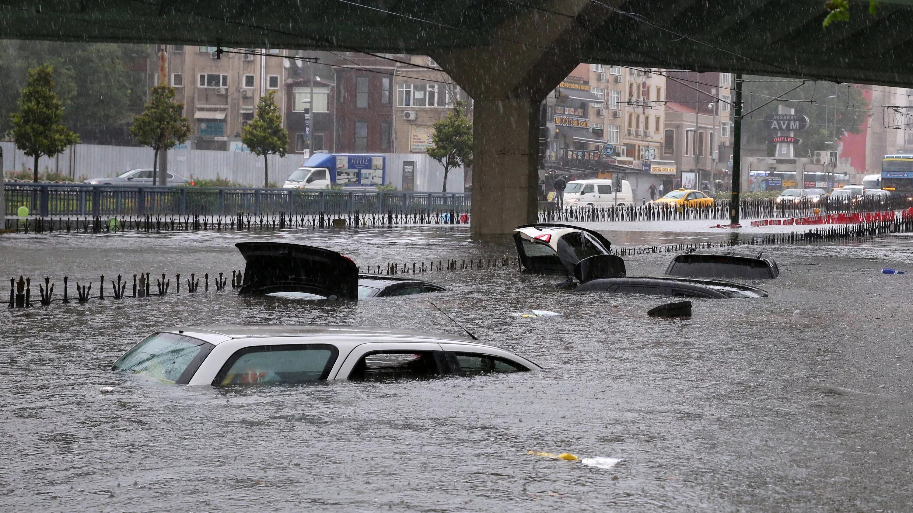Наводнение Владивосток 2001. Потоп. Наводнение машины. Наводнение в городе.
