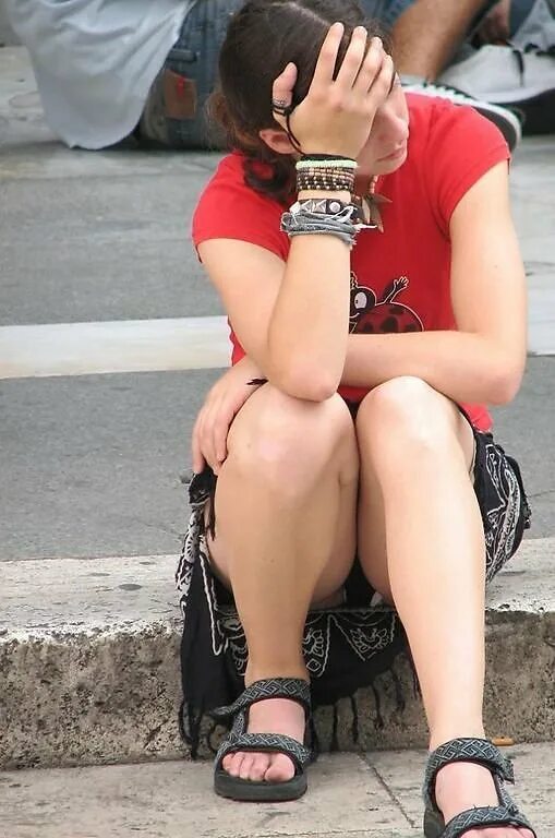 Ноги девушки под столом. Подглядеть под видео. Подглядывание под платье. Девушки подглядывание. Девушки подглядывание на улице.