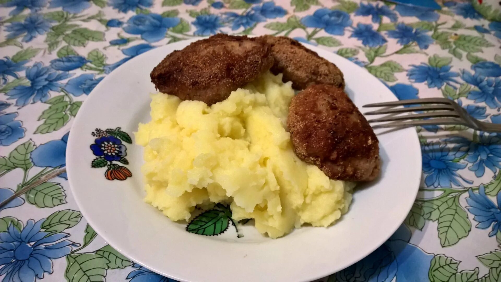 Котлета с пюрешкой. Котлета пожарская с картофельным пюре. котлетки с пюрешкой. котлеты с пюрешкой. картофельное пюре с котлетой.