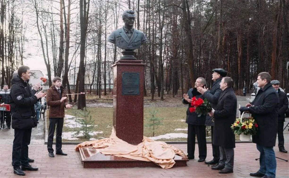 Алексин памятник Стечкину. Парк Химик памятник Стечкину. Бюст Стечкина в Алексине. Сайт алексина тульской области