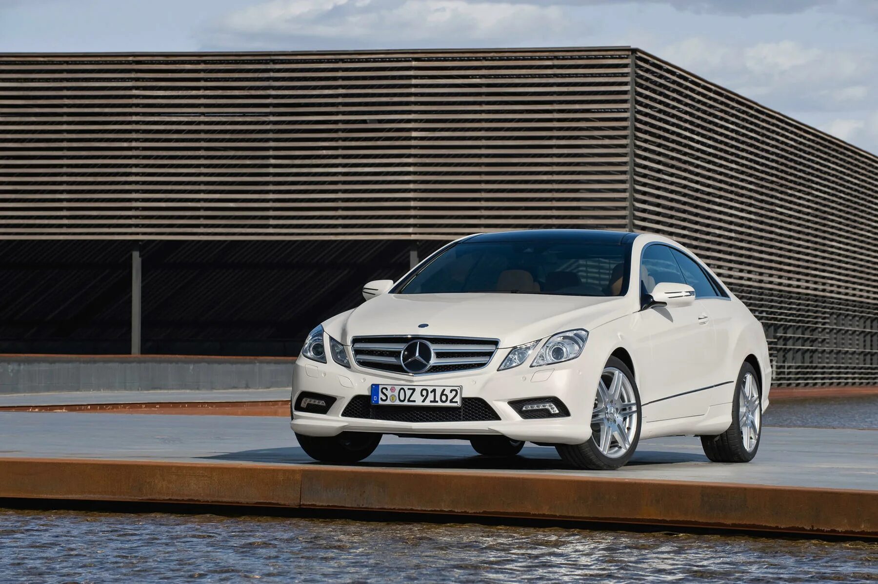 Мерседес чей производитель. Mercedes benz e200. mercedes e class 2010 купе. mercedes e200 coupe 2012. мерседес e300.