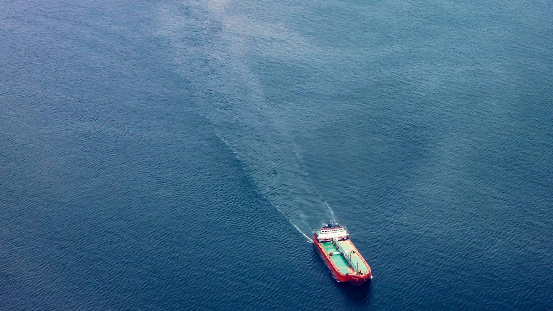 Сухогруз в море. Аварии судов в море. Затонувшее судно.