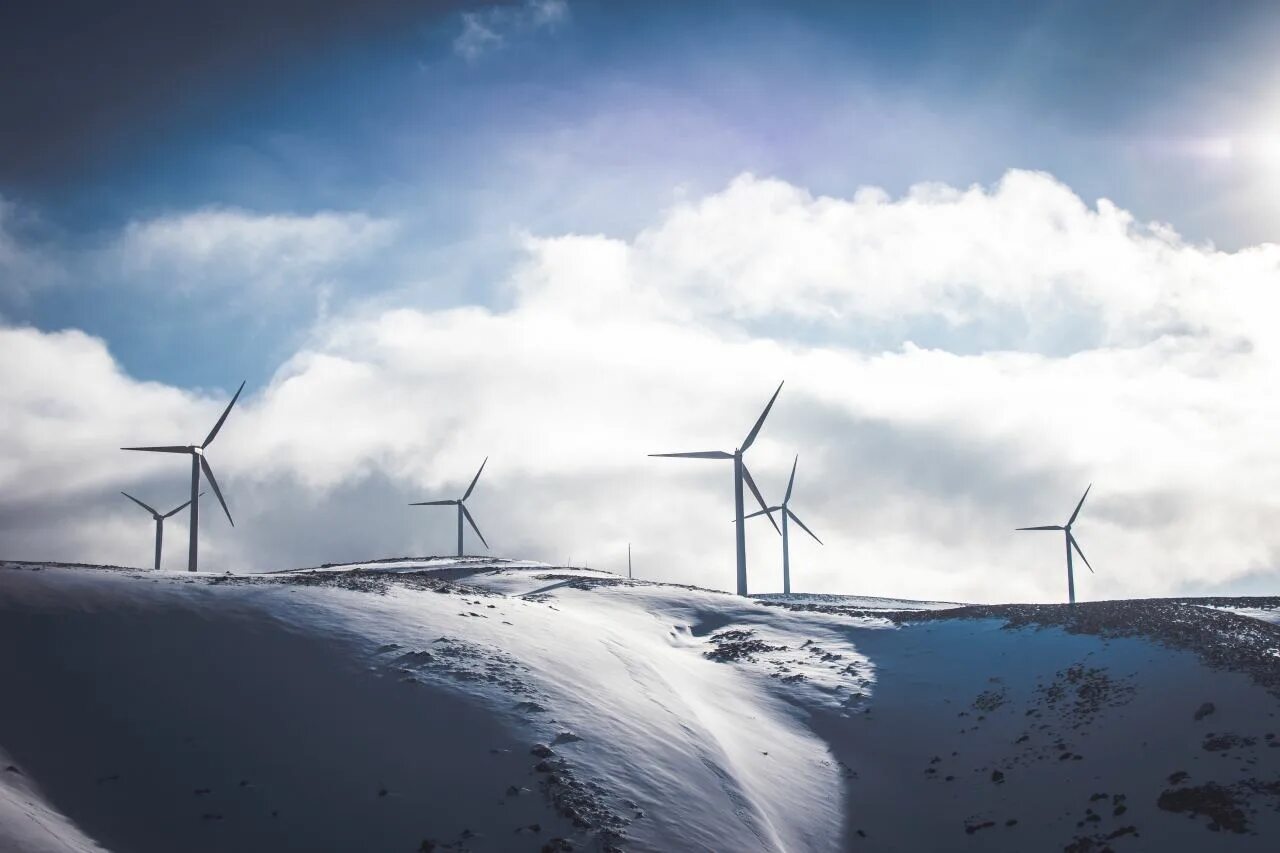 Ветряные электростанции в Норвегии. Ветрогенераторы в Арктике. Ветровая электростанция. Ветроэлектростанция в Арктике.