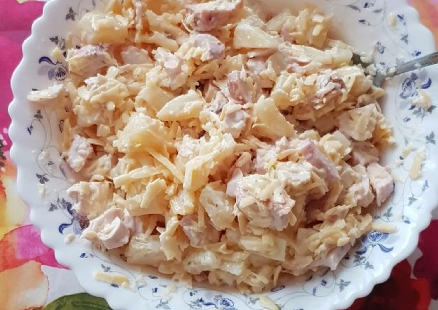 Салат копченая грудка ананас сыр. Салат с ананасом и куриной грудкой классический. Салат с ананасом и кукурузой. Саладикурица с ананасами. Салат с ананасом и курицей.
