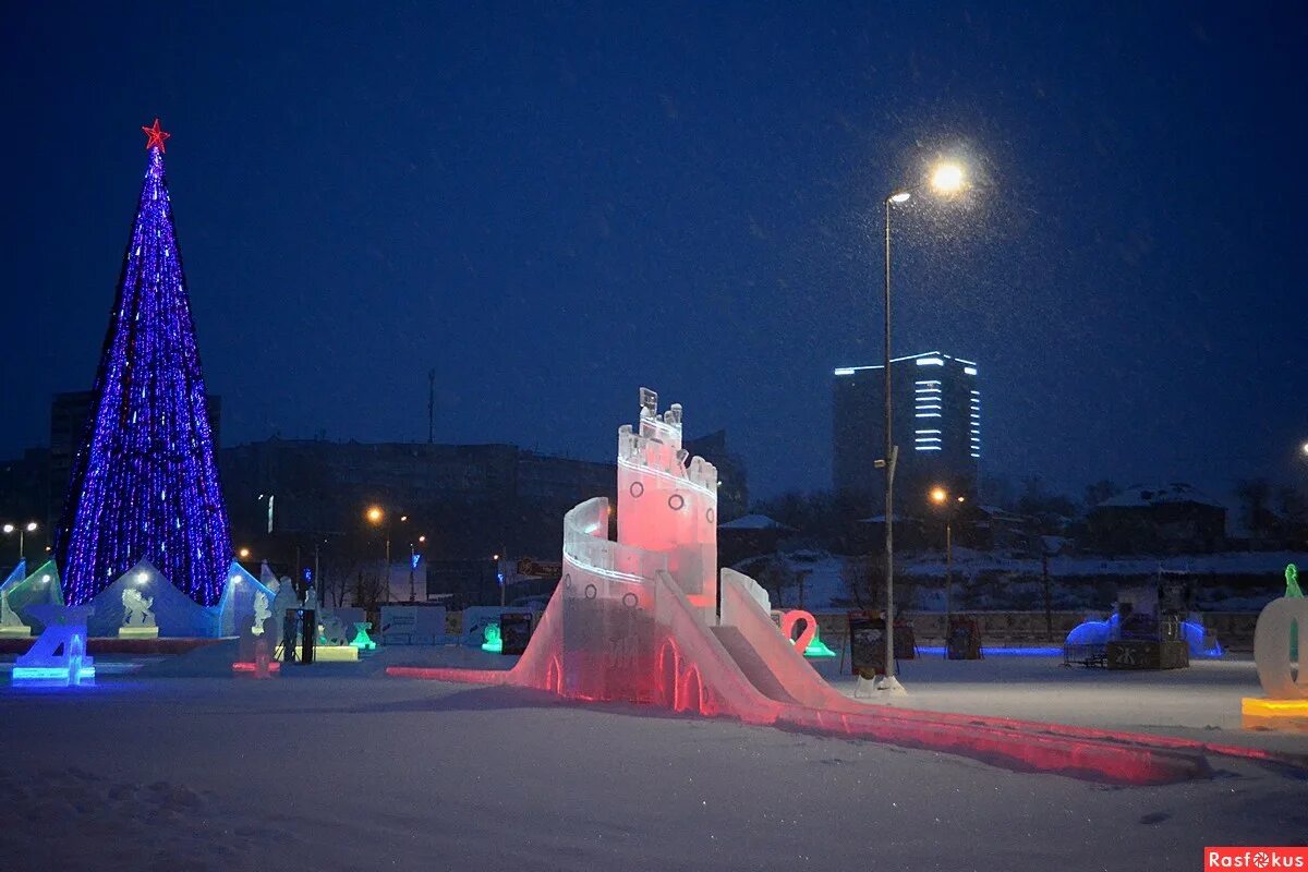 Елка в черемхово. Ледяной городок в черемхово. пермь закамск ледовый городок 2025. в черемхово ледяной городок 2025. александровская площадь черемхово.