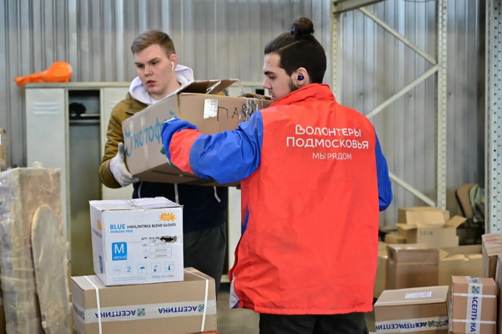 Волонтеры помогают гуманитаркой. Волонтёры подмосковья гумпомощь. Гуманитарное волонтерство. Гуманитарное волонтерство. Сбор вещей жителям донбасса.