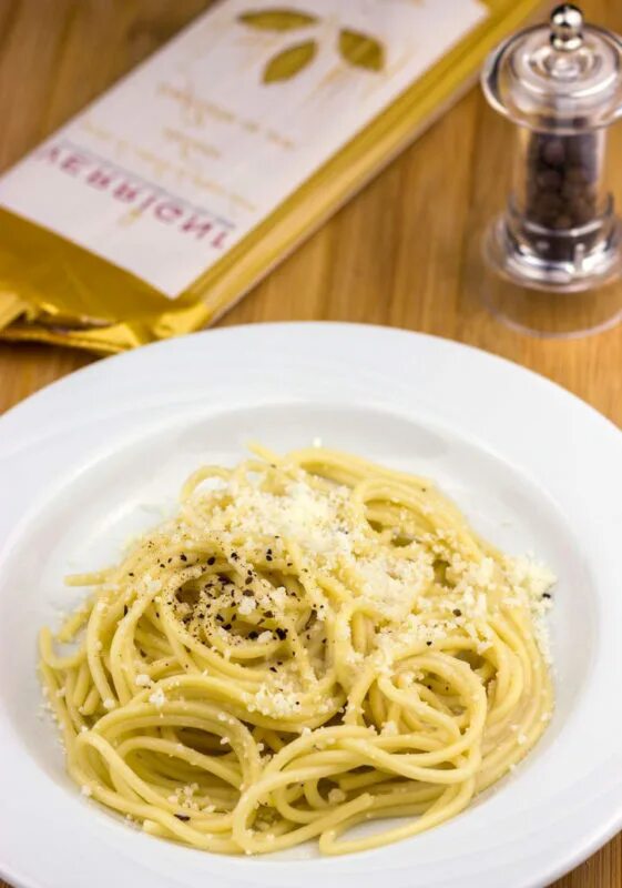 Cacio e pepe. Букатини Качо Пепе. Паста Cacio Pepe. Спагетти Cacio e Pepe. Тальолини Качо э Пепе.