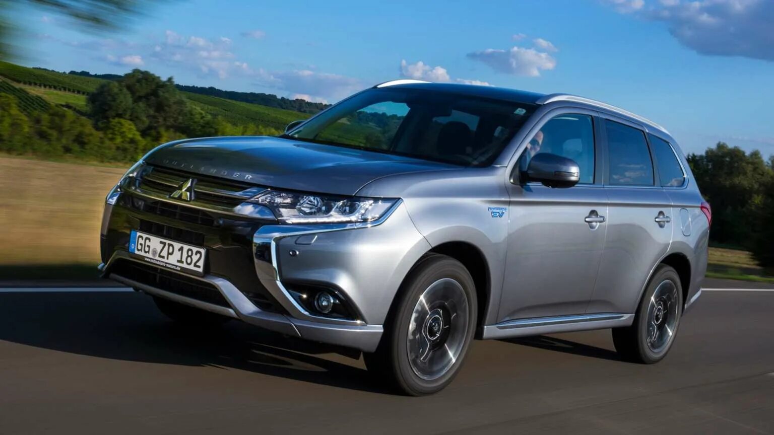 Mitsubishi гибрид. Мицубиси Аутлендер PHEV. Mitsubishi Outlander Hybrid 2015. Гибрид Mitsubishi Outlander PHEV. Mitsubishi Outlander 3 Hybrid.