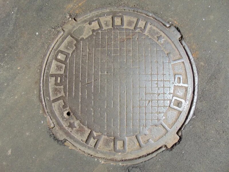 Басевич люк канализационный. Люк канализационный 125kh. Люк чугунный канализационный запорный лкз-1000. Открытый канализационный люк. Люки омск.