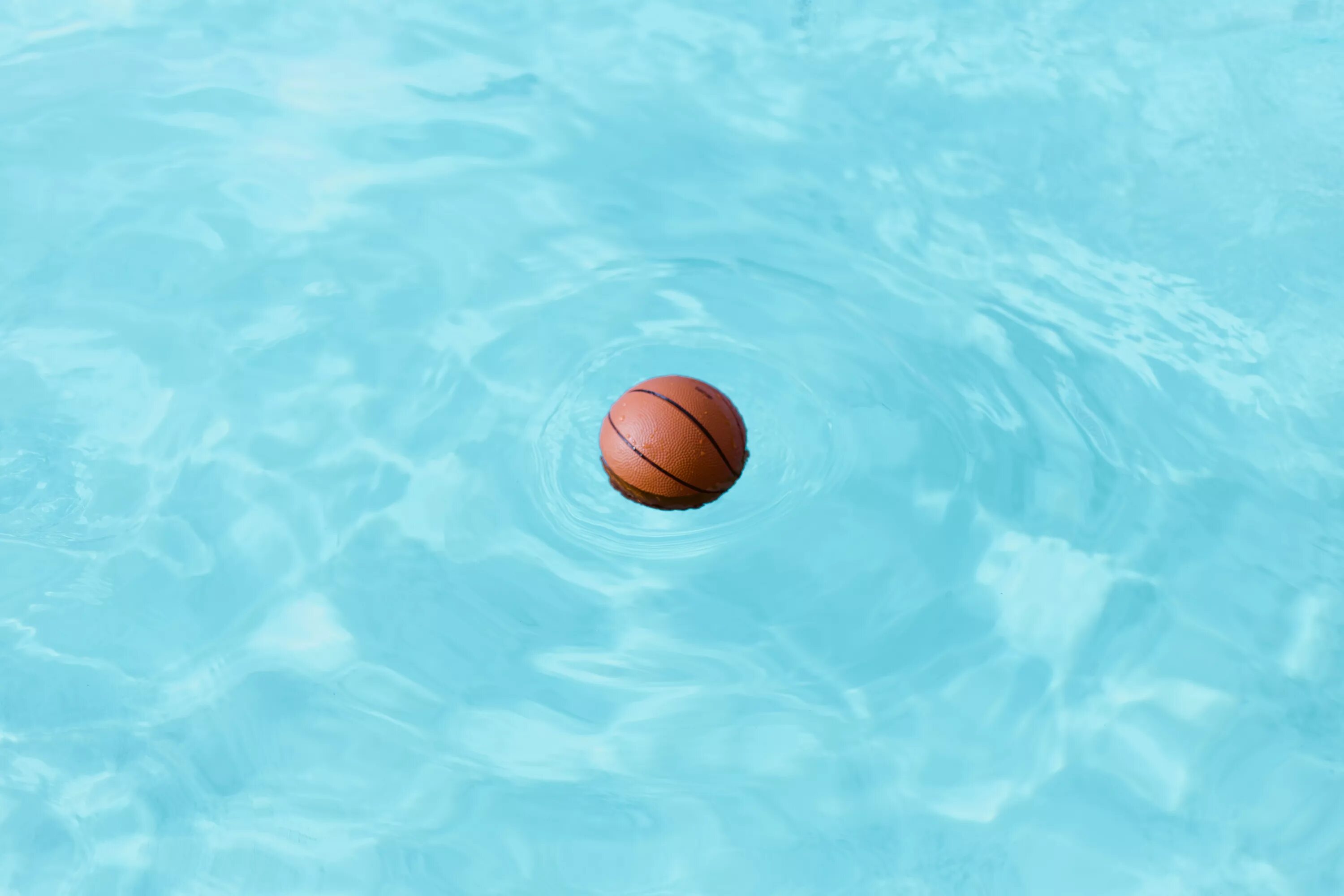 Мяч на поверхности воды. Водный баскетбол. Мячик для воды. Баскетбол фон. Баскетбольный мячик в воде.