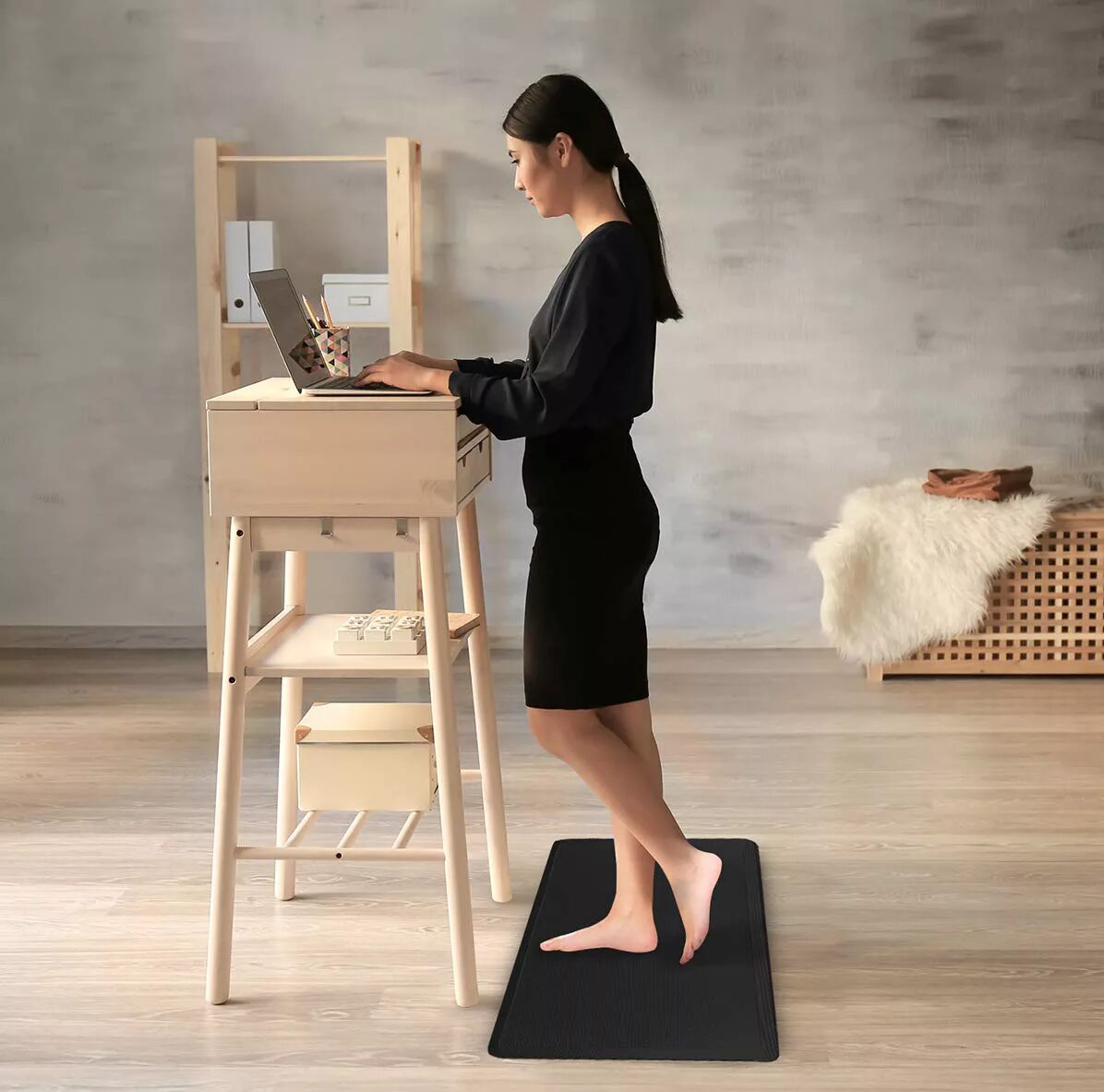 Desk for standing. Парта «Fashion Desk». Working behind the standing Desk. Standing Worktable.