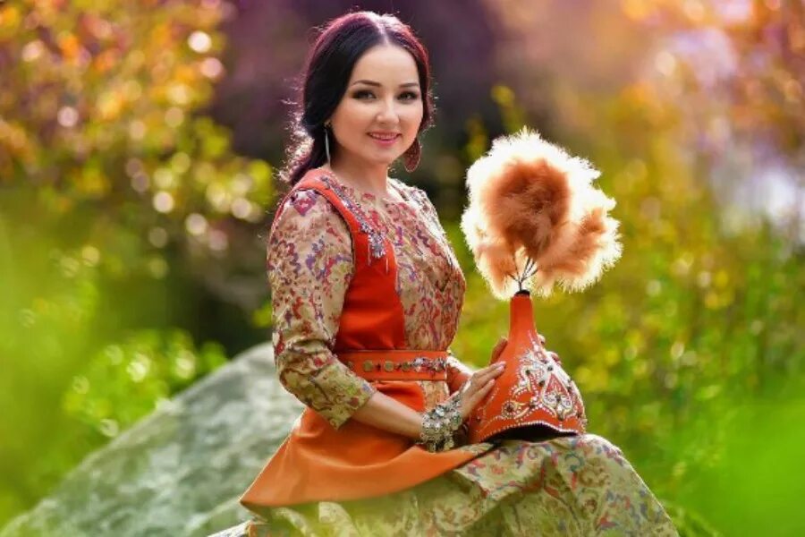 Сұлу қыздар әні. Казахские женщины. Красивая казашка в национальном костюме. Казахская девушка в национальном костюме. Красивые казашки в национальной одежде.