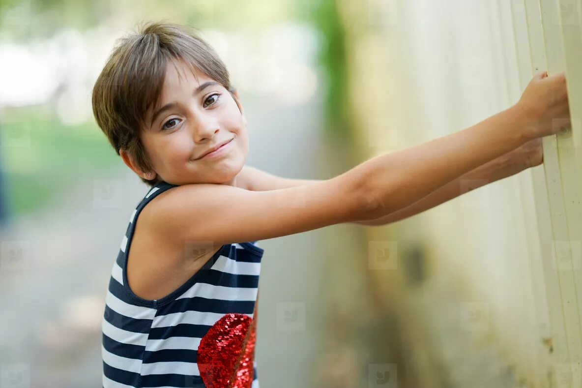 Почему у девочки 8 лет. Девочка веселится 8 лет. девочка 8 лет удивлена. детская рука девочки 8 лет. девочка восьми лет на руках.