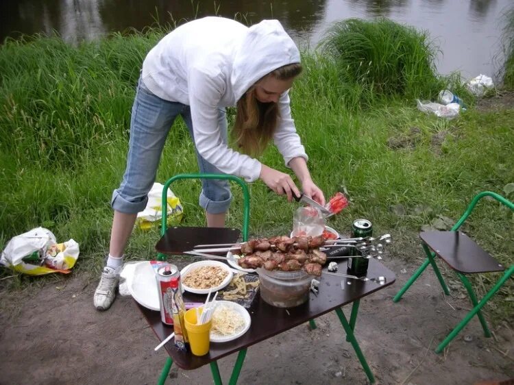 Шашлыки на природе. Пикник шашлык на природе. Шашлыки на даче. Шашлыки на природе летом. Шашлык подмосковье