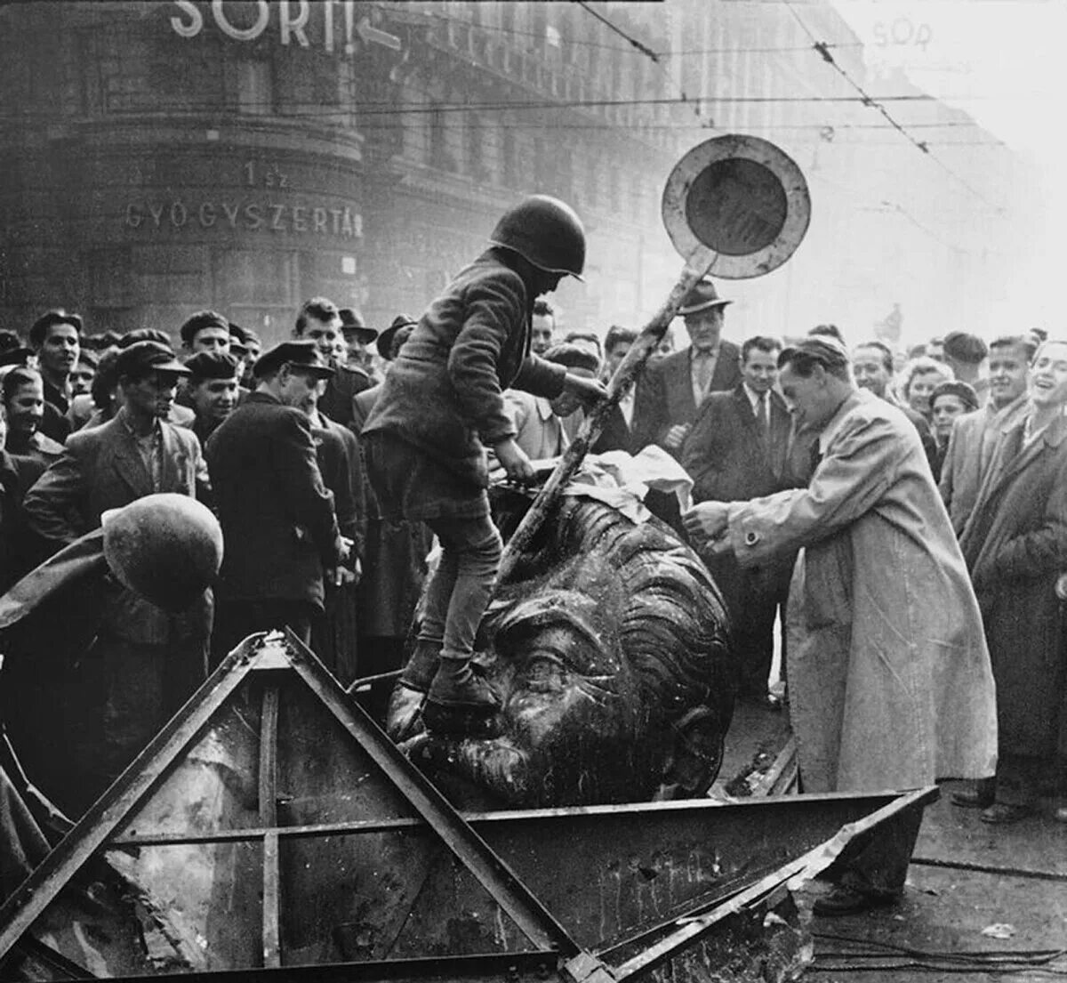 Памятник Сталину Будапешт 1956. Венгерское восстание 1956 Хрущев. Венгрия 1956 статуя Сталина. Памятник Сталину (Будапешт).