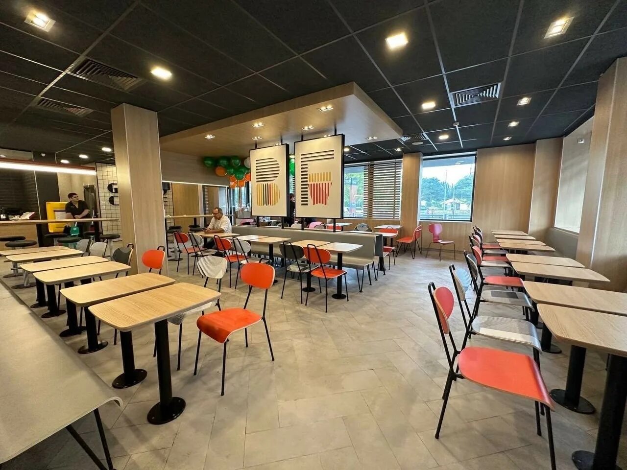 Мы открылись ресторан. Макдоналдс астрахань. Макдональдс астрахань. Вкусно и точка астрахань анри барбюса. Вкусно и точка ростов закрытие.