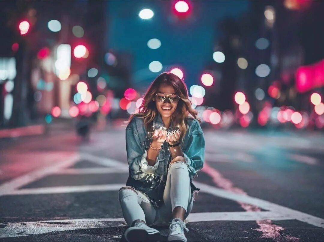 девушка вечером. счастливая девушка. Light girls. Sophie martin kuhn. Light girls.