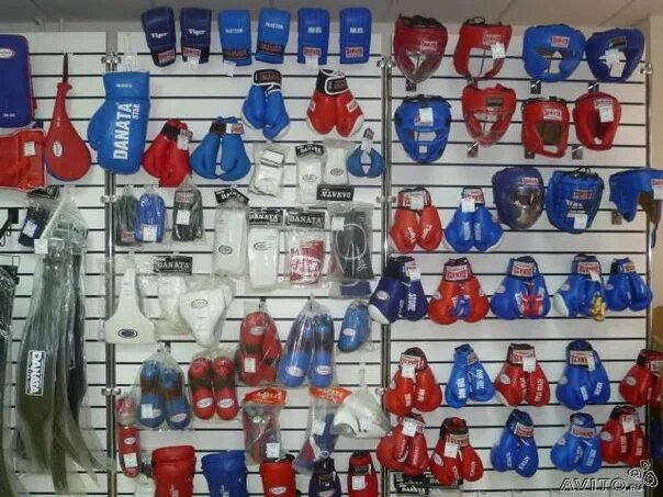 Спорт магазин для единоборств. Магазин экипировки для единоборств. Стеллаж для боксерских перчаток. Магазин спорттоваров. Боксерская амуниция.