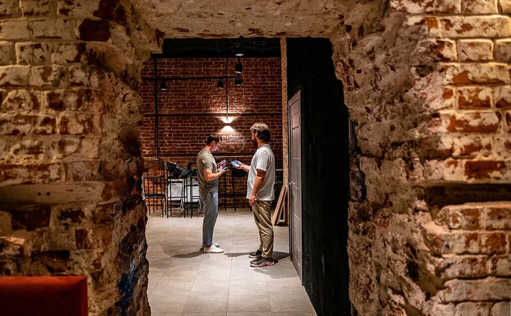 Барвитя в парадной. Happy иркутск ресторан. Фрунзе 111 самара бар. Двор культуры спб казанская 7. Бар в парадной.